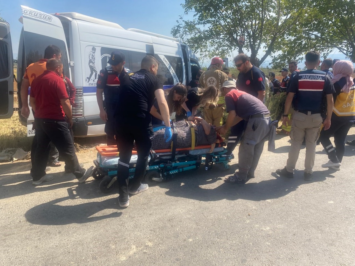 Manisa Alaşehir\'de işçi minibüsü ağaca çarptı, 14 kişi yaralandı