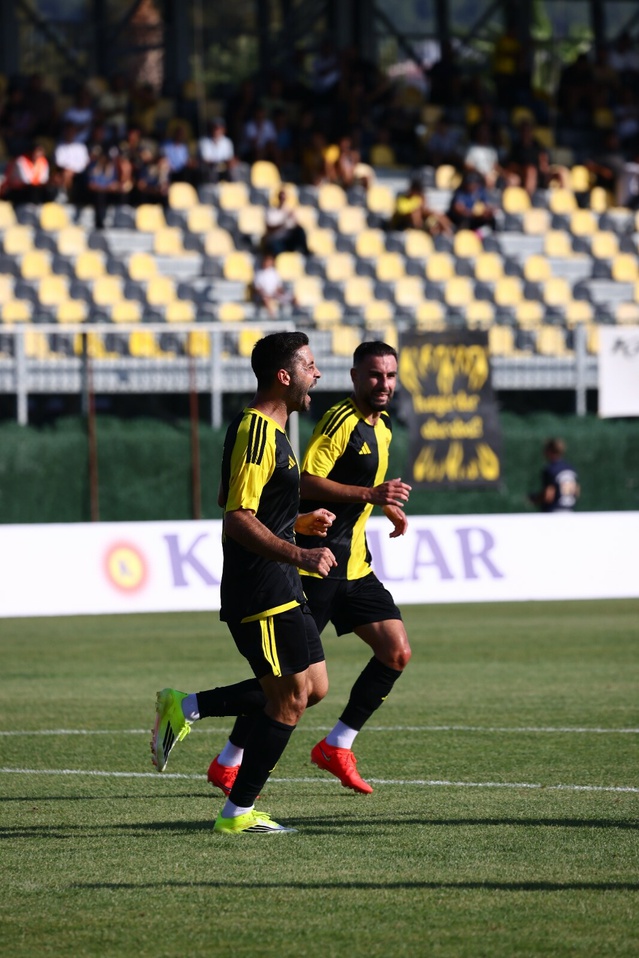 Aliağa FK evinde Isparta 32 Spor'u 2-0 yenip 6 puanla liderlik koltuğuna oturdu