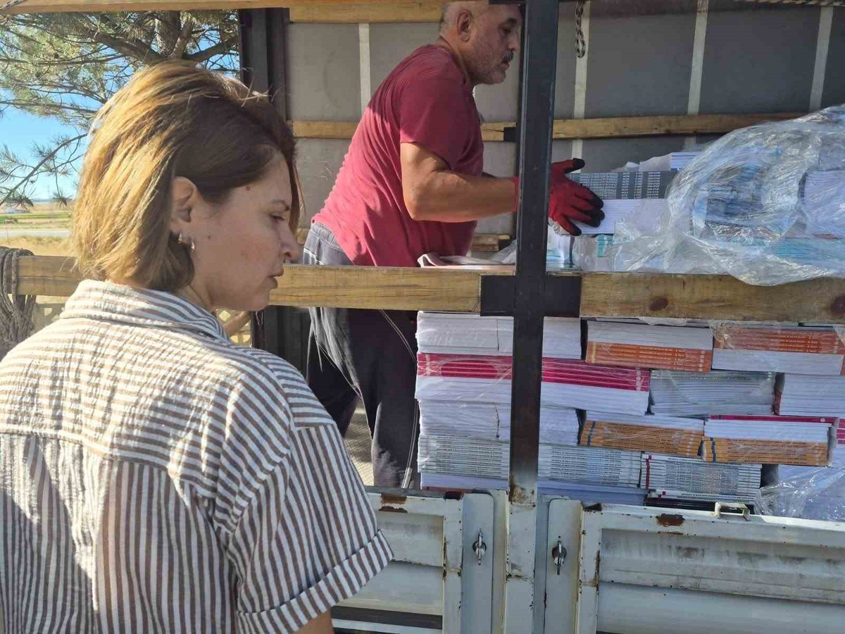 Altıntaş\'ta ücretsiz ders kitaplarının teslim hazırlıkları sürüyor