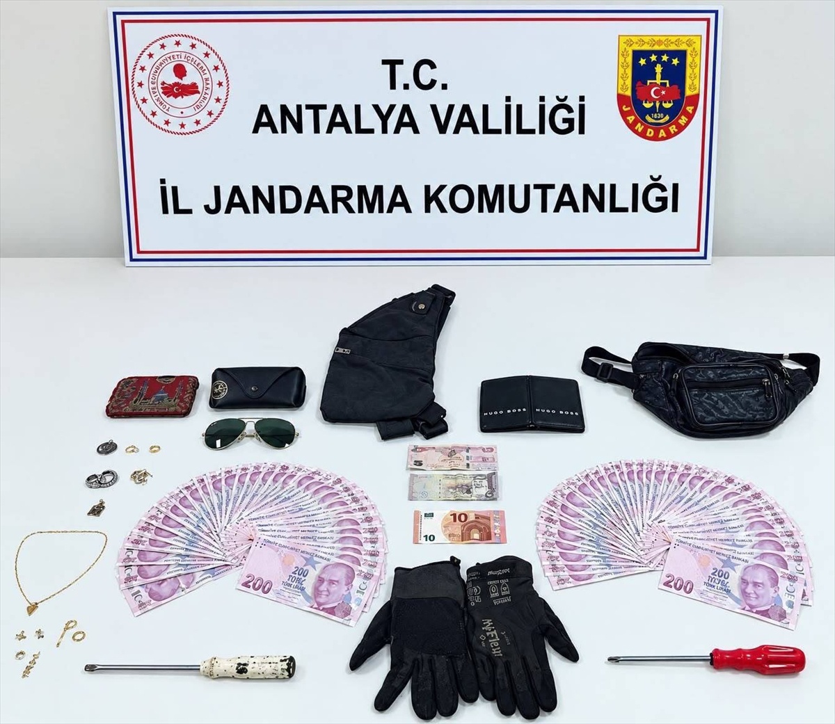 Antalya Döşemealtı\'nda cezaevi otoparkındaki hırsızlıkta 2 şüpheli tutuklandı