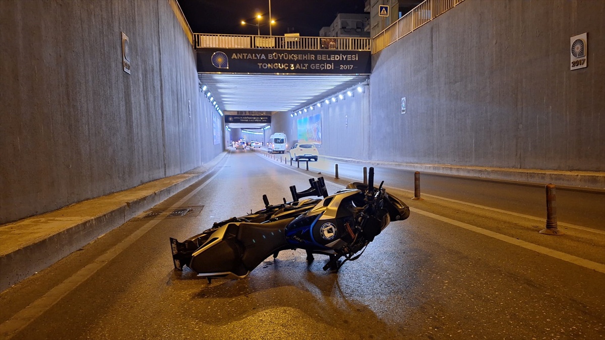 Antalya Muratpaşa\'da alt geçitte devrilen motosikletin sürücüsü hayatını kaybetti