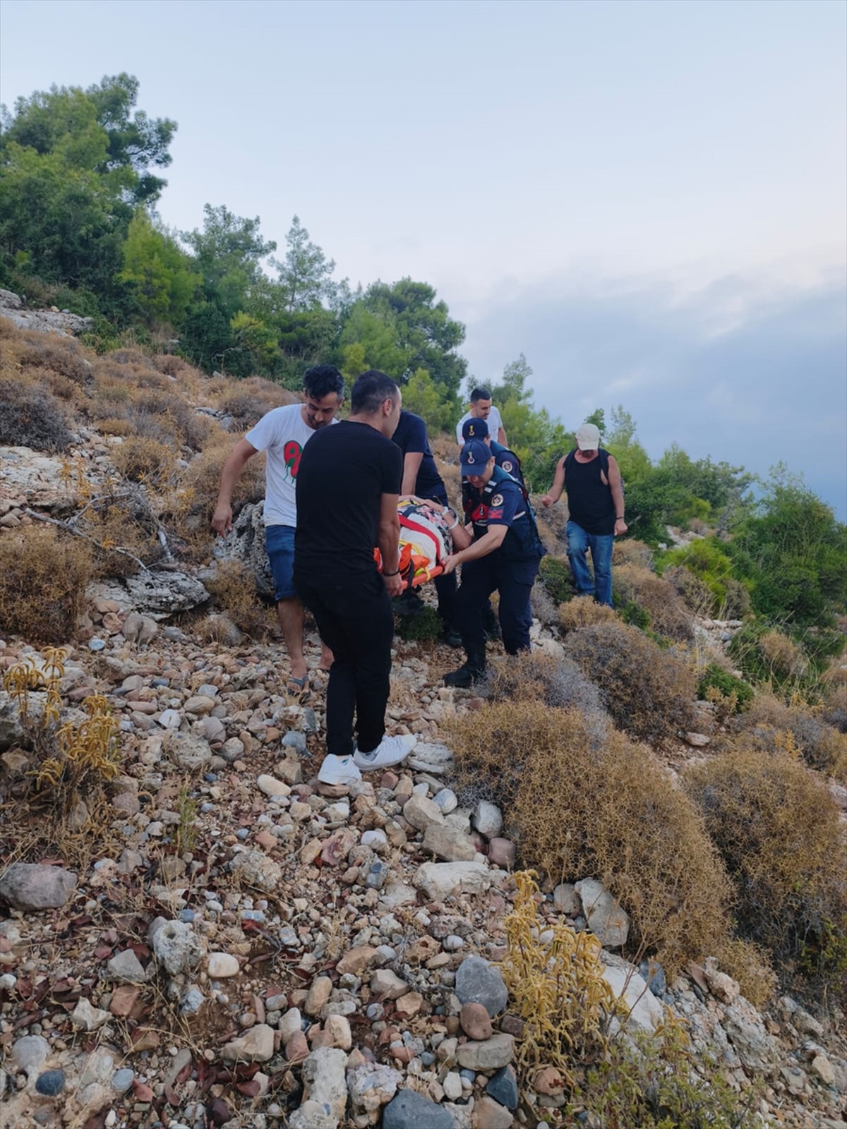 Manavgat\'ta doğa yürüyüşünde düşen Hollandalı turist kurtarıldı