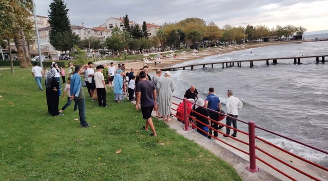 Karamürsel'de arkadaşıyla tartışan kadın denize atladı, cankurtaranlar kurtardı
