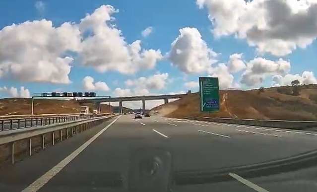 Arnavutköy'de TIR'ın dorsesi şarampole devrildi, kaza kamerada
