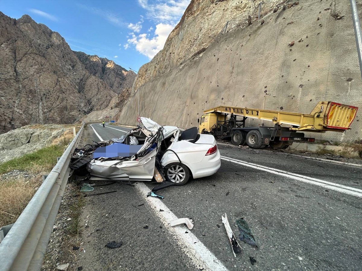 Artvin\'de otomobil ile kamyon çarpıştı, sürücü Alyüz hayatını kaybetti