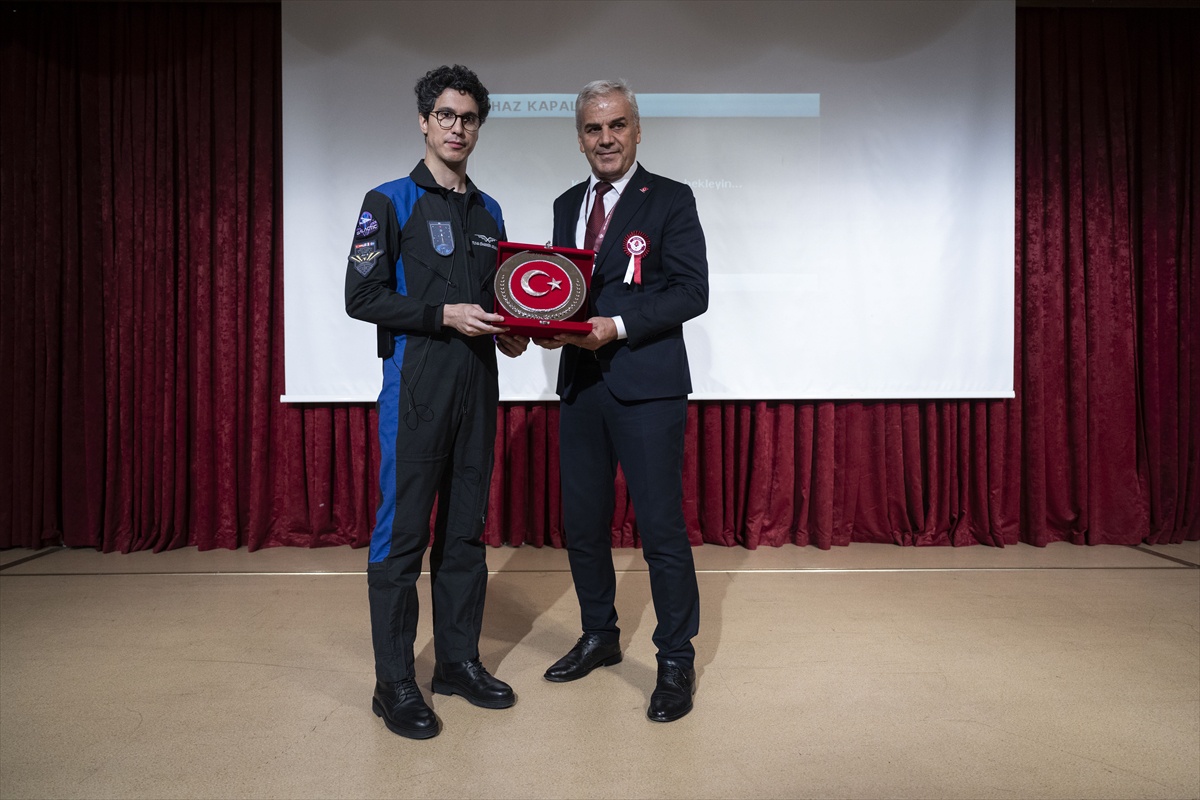 Astronot Atasever, Ankara\'da öğrencilere uzay yolculuğunu anlattı