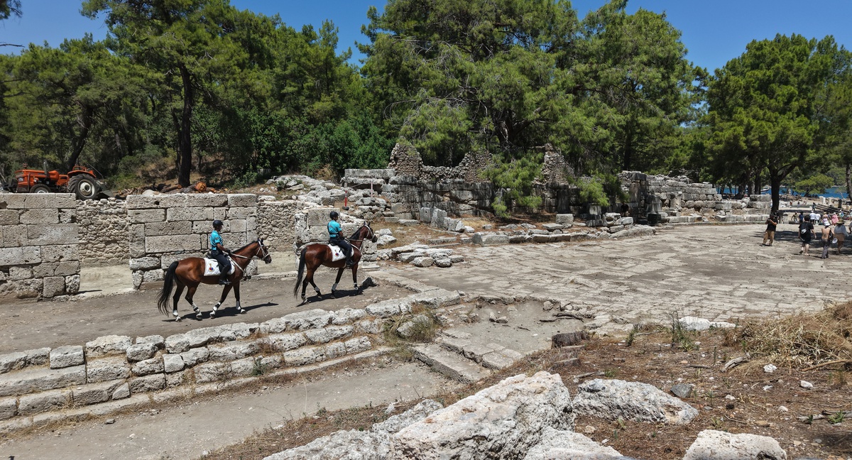 Phaselis Antik Kenti\'nde atlı jandarma timi Fırtına ve Gökçen ile devriyede