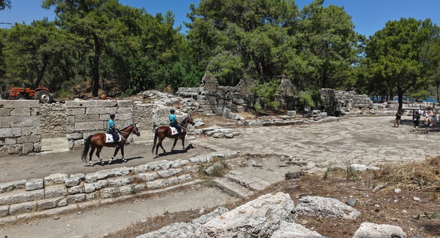 Phaselis Antik Kenti'nde atlı jandarma timi Fırtına ve Gökçen ile devriyede
