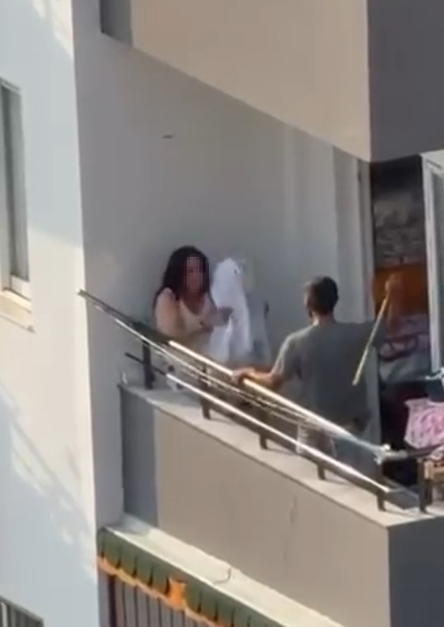 Adana Sarıçam'da balkonda tartıştığı kadını sopayla döven adam cep telefonuyla görüntülendi