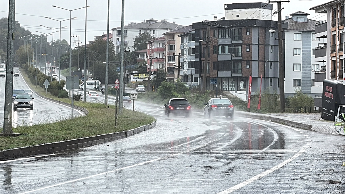 Bartın\'da 2 saatte metrekareye 26,8 kilogram yağış düştü, yollar su altında kaldı