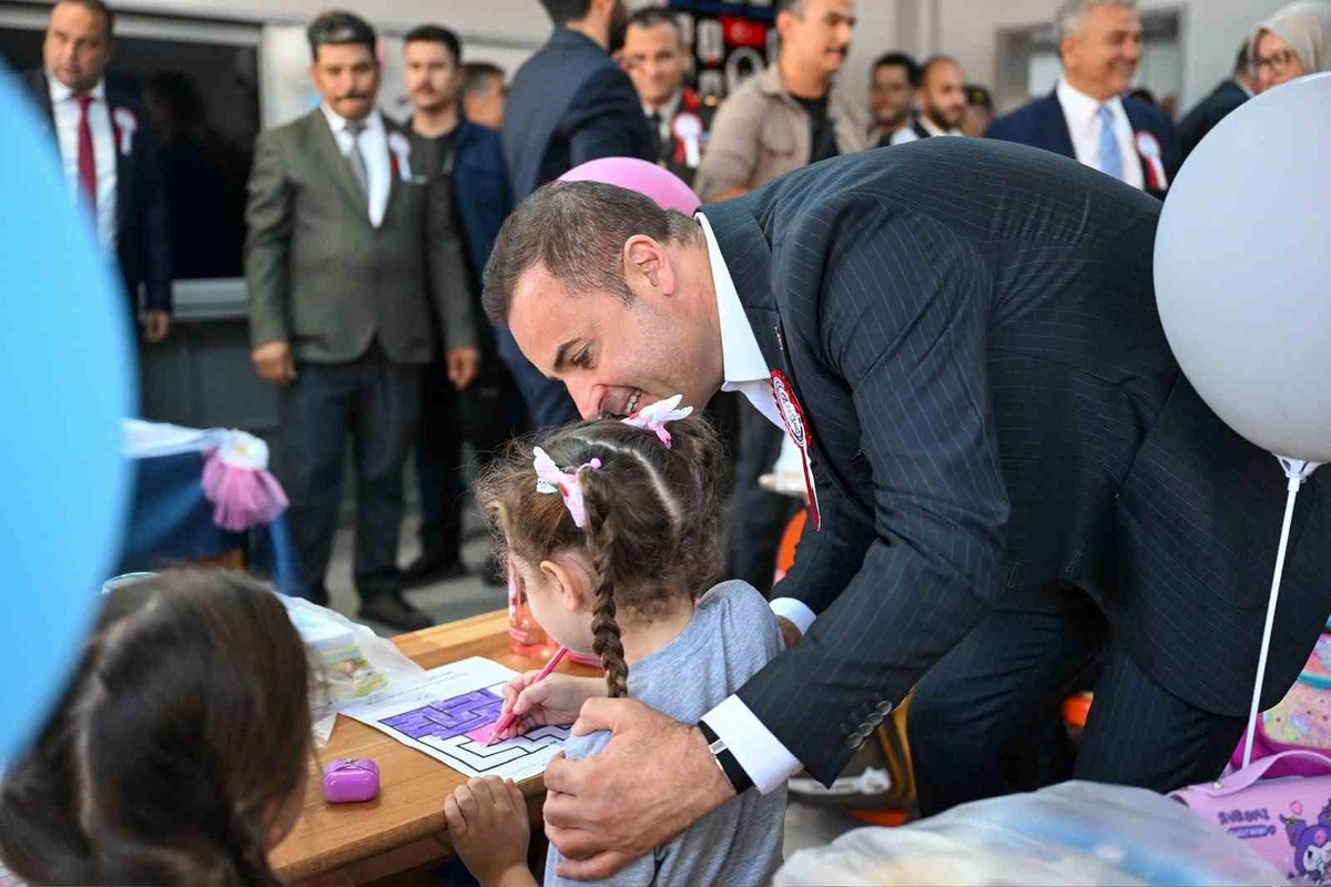 Balıkesir\'de yeni eğitim yılı törenle başladı, Başkan Akın öğrencilere hediye verdi