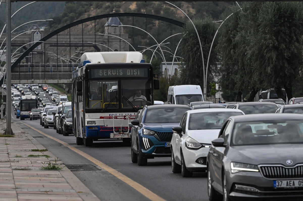 Başkentte okulların açılması ve mesai başlangıcı sabah trafiğini yoğunlaştırdı