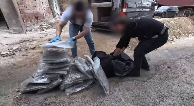Beykoz'da 409 kilo 600 gram skunk ele geçirildi, 3 şüpheli tutuklandı