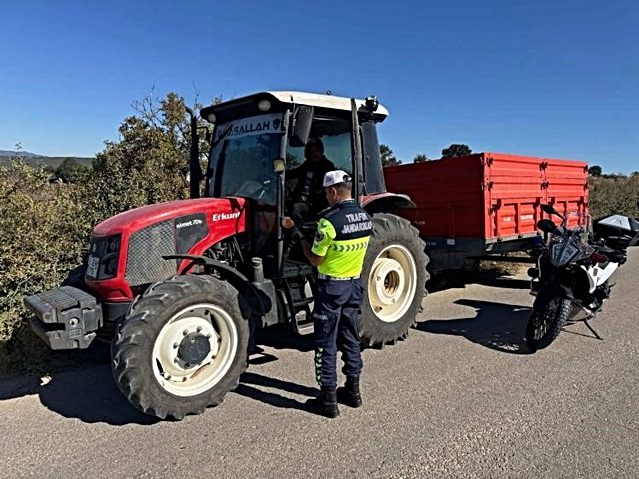 Bilecik'te jandarma, traktör sürücülerine reflektör ve ROPS demiri uyarısı yaptı