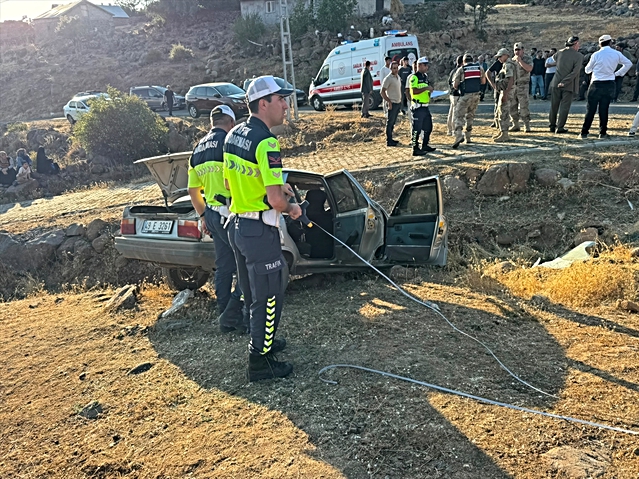 Bingöl Solhan'da şarampole devrilen otomobilde sürücü ve 3 yolcu yaralandı