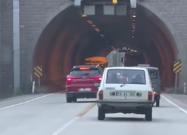 Karabük'te iki kara yolunda trafik güvenliğini tehlikeye atan anlar kamerada