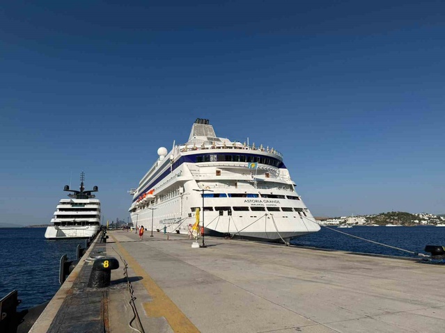 Bodrum'a kruvaziyerle gelen 836 turist çarşıları gezdi