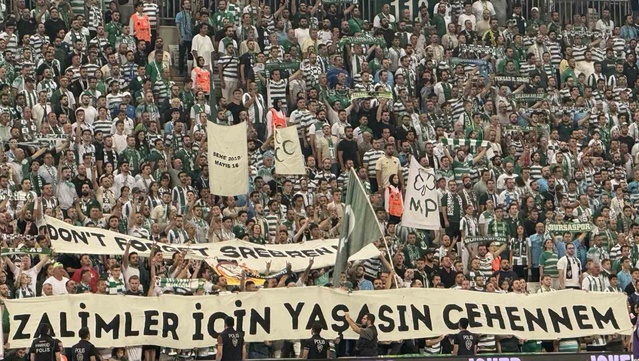 Bursaspor taraftarı Esenler Erokspor maçında Srebrenitsa pankartı açtı