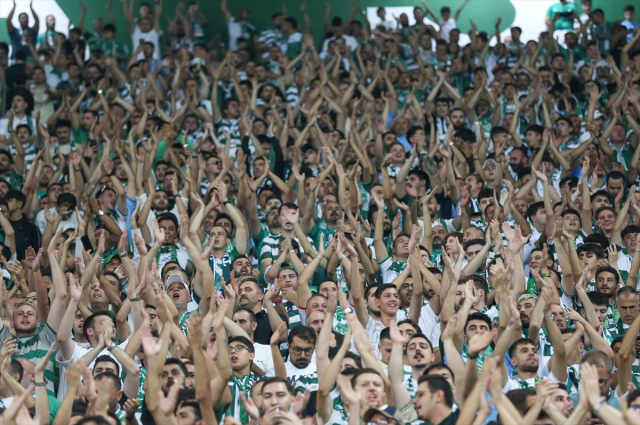 Bursaspor tribünlerinde tüyleri diken diken eden anlar! Gökhan Kırdar'la 