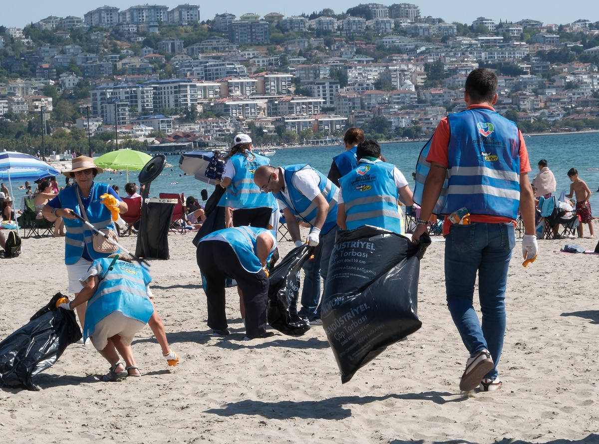 Büyükçekmece\'de kıyı ve deniz altı temizliğiyle kirliliğe dikkat çekildi