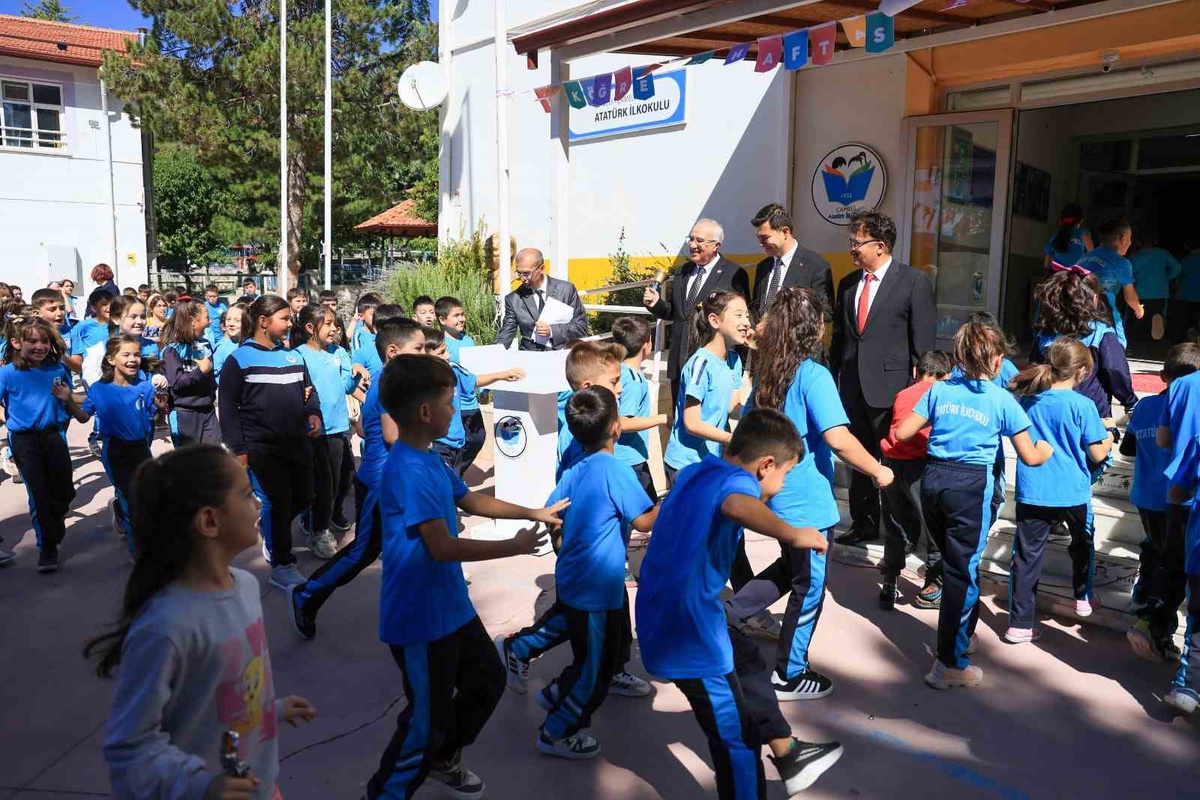 Çameli\'de ilk ders zili çaldı, minik öğrencilere hediye sürprizi yapıldı