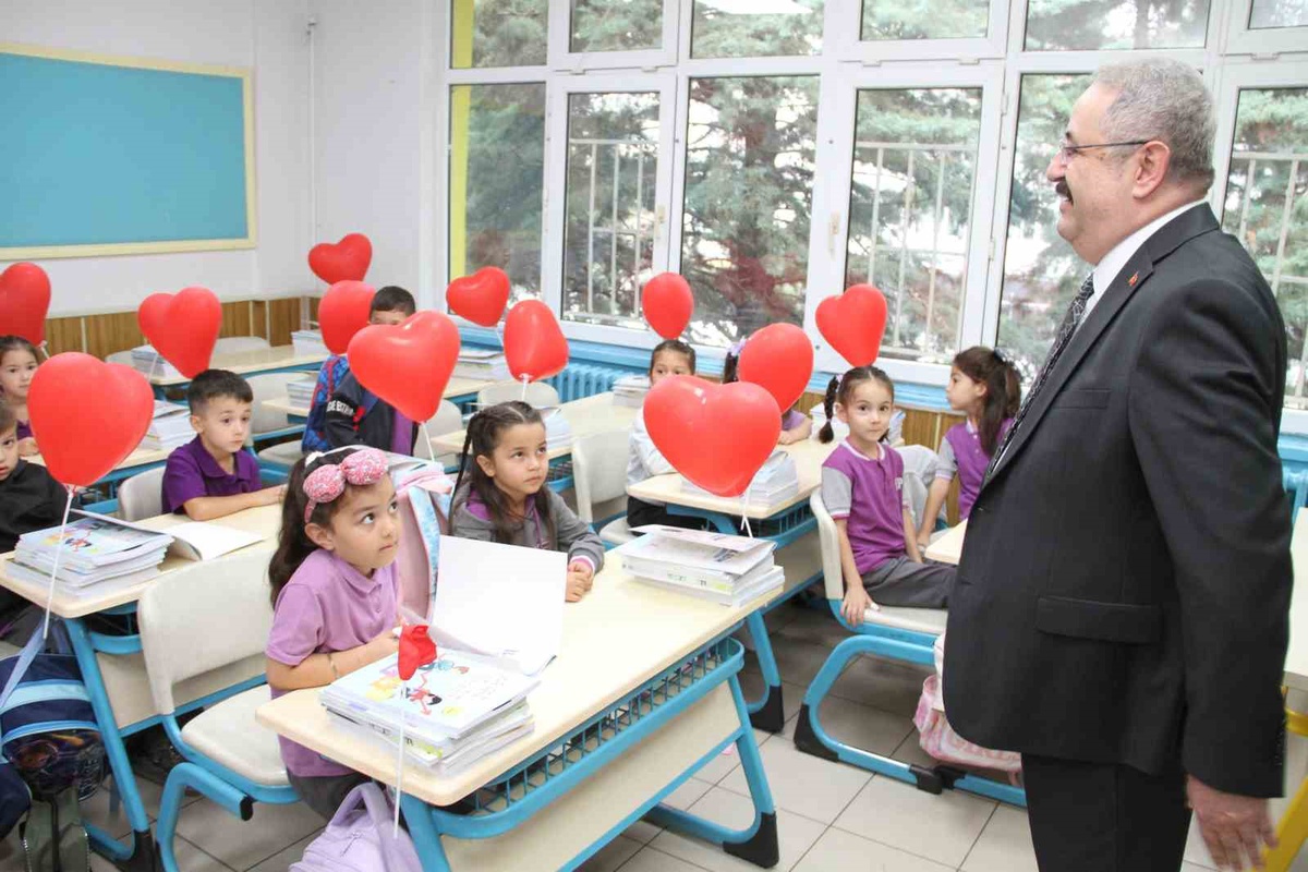 Çarşamba’da okullar öğrencilerle şenlendi