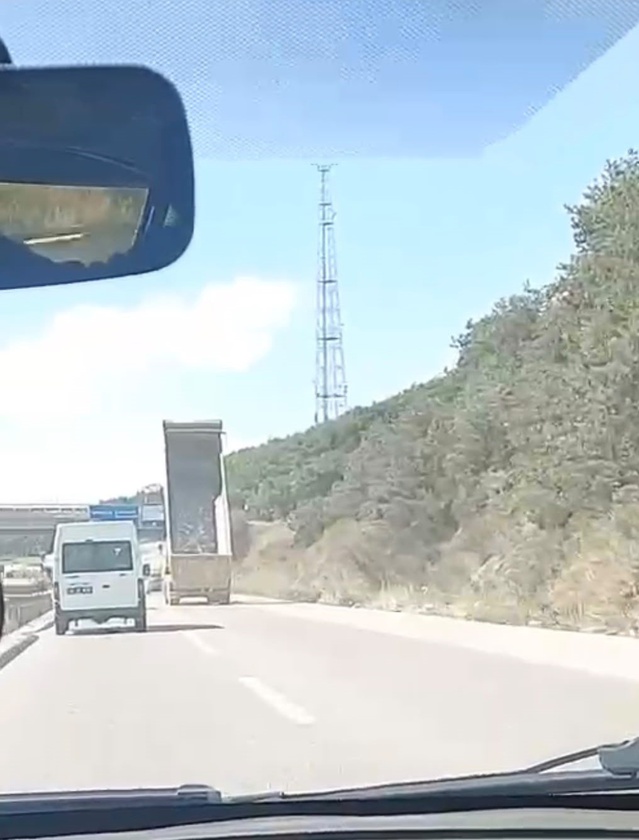 Çekmeköy'de hafriyat kamyonunun dorsesi üst geçide çarparak koptu