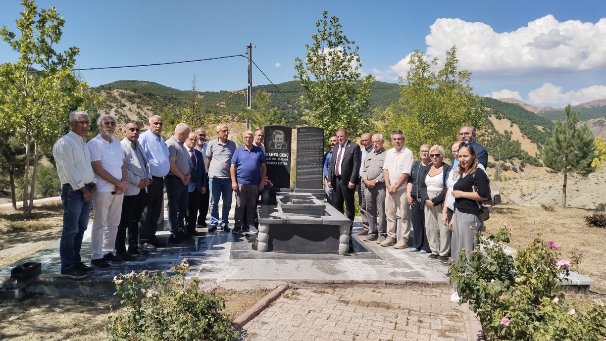 CHP\'li Canpolat, Kamer Genç\'i Tunceli\'de mezarı başında andı