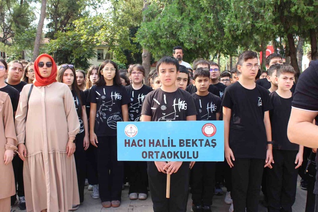Denizli'de yeni eğitim yılı Atatürk Anıtı'na çelenk sunumuyla başladı