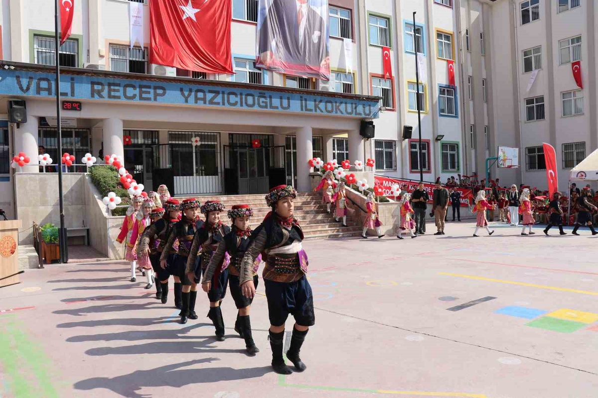 Denizli\'de 933 okulda 190 binden fazla öğrenci ders başı yaptı