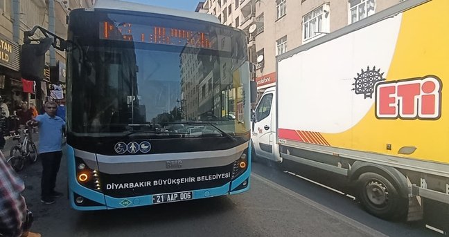 Diyarbakır Bağlar'da halk otobüsü pazarcı esnafına çarptı, 1 kişi ağır yaralandı