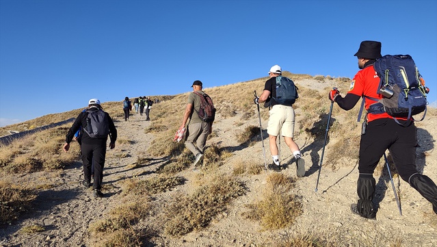 Bitlis'te 70 doğasever Nemrut Kalderası'nda yürüyüş ve zirve tırmanışı yaptı