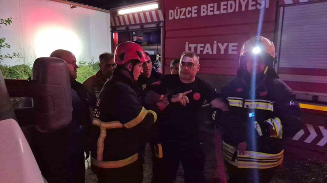 Düzce'de kapı fabrikasındaki yangında çatı itfaiye erinin üzerine düştü