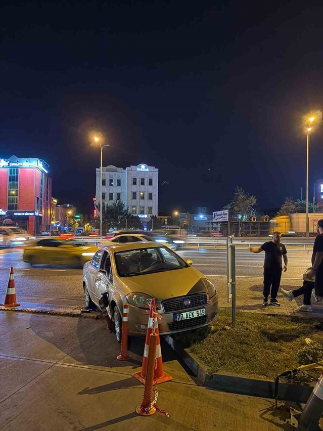 Avcılar'da E-5'te ani manevra yapan sürücü motosikletliye çarptı, kaburgası çatladı