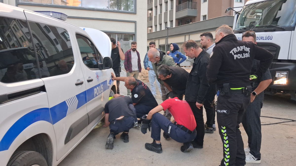 Gölcük\'te polis aracına giren yavru kedi, itfaiyenin müdahalesiyle kurtarıldı