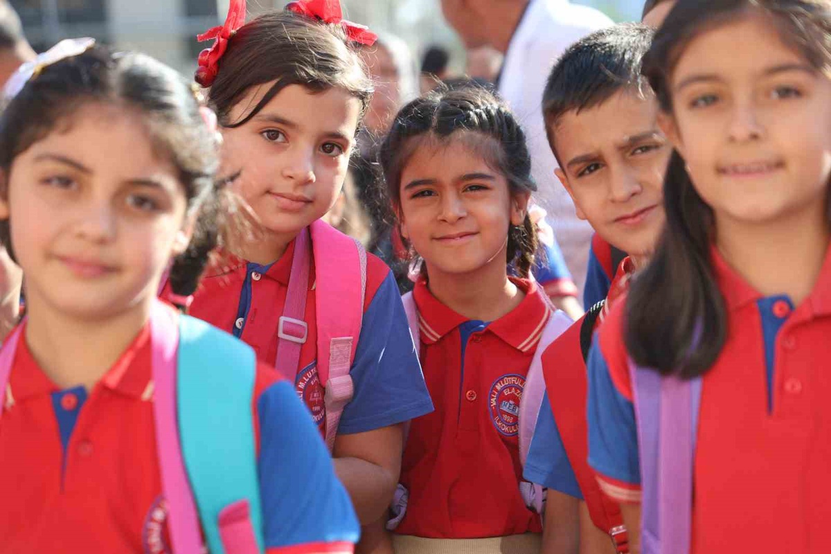 Elazığ\'da 115 bin öğrenci ders başı yaptı, Vali Hatipoğlu ilk zili çaldı