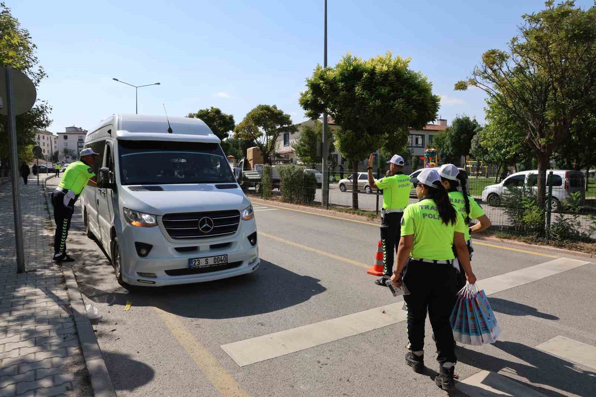 Elazığ\'da okul servisi denetimine katılan İl Emniyet Müdürü Karan veli ve sürücülerle buluştu