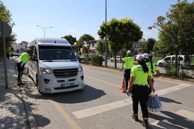 Elazığ'da okul servisi denetimine katılan İl Emniyet Müdürü Karan veli ve sürücülerle buluştu