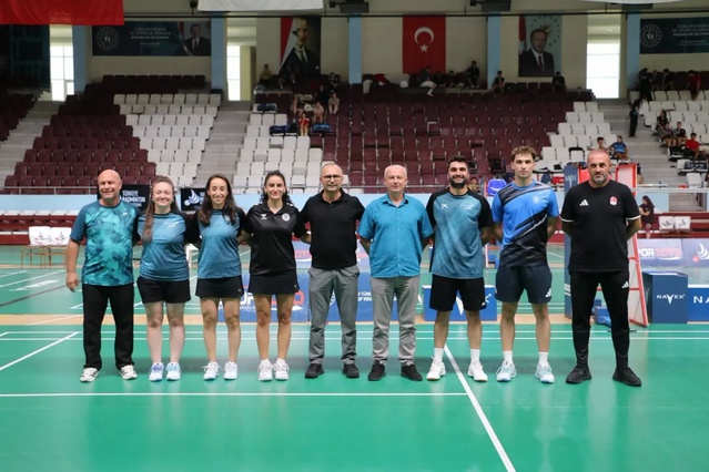Akdeniz Oyunları'nda dereceye giren milli badmintonculara federasyondan raket hediyesi