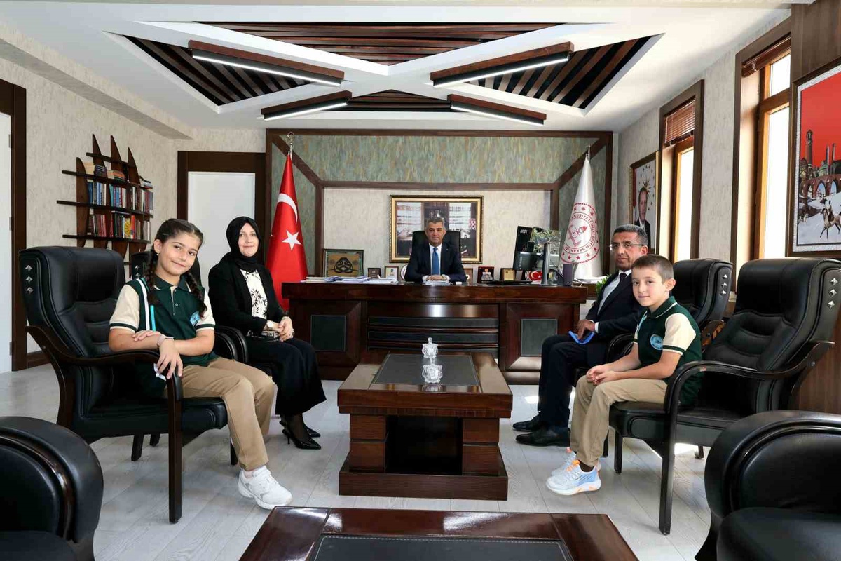 Erzurum\'da ilk ders zili çaldı, öğrenciler İl Milli Eğitim Müdürü Ekici\'yi ziyaret etti