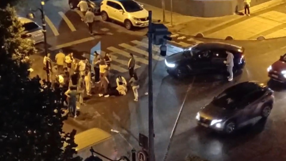Esenyurt Mevlana Mahallesi\'nde otomobil motosiklete çarptı, 2 kişi yaralandı