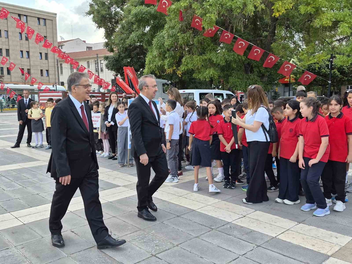 Eskişehir\'de İlköğretim Haftası töreni yapıldı, Müdür Sinan Aydın çelenk sundu