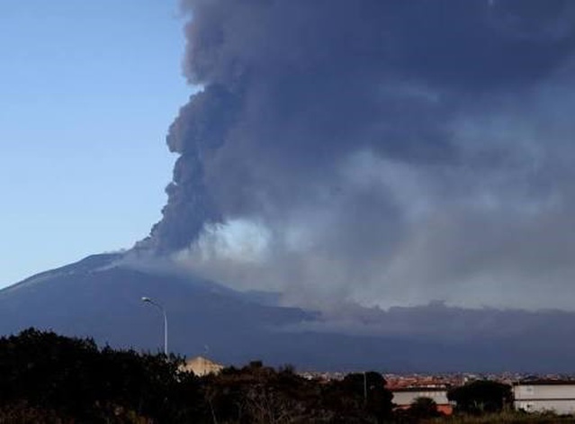Etna'nın külü turizm sezonunda Katanya Havalimanı'nı uçuşlara kapattı
