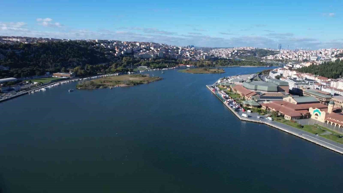 Eyüpsultan sahilinde ağır koku sürüyor, Haliç\'te suyun rengi değişti