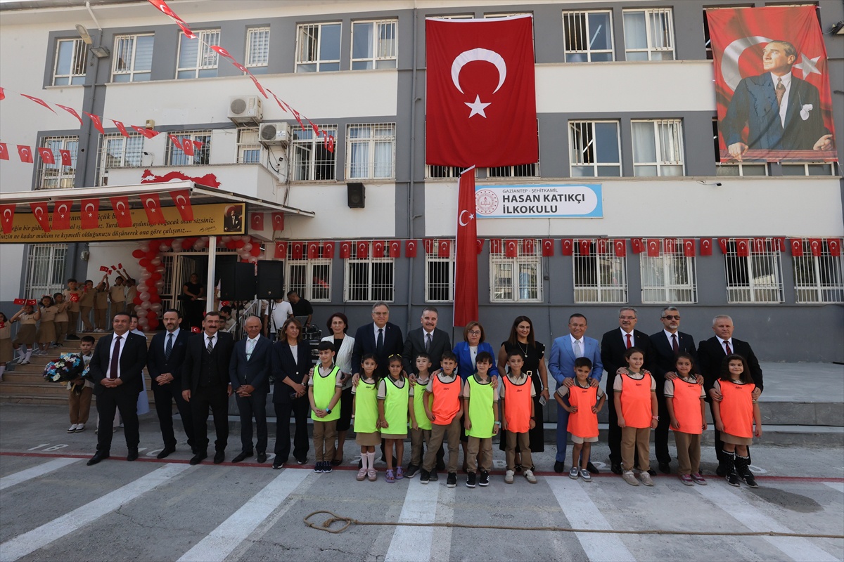 6 ilde ders zili çaldı, Gaziantep\'te 680 bin öğrenci okula başladı