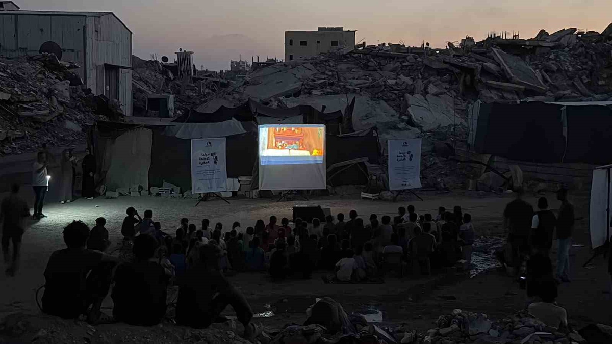 Gazze\'de gezici sinema çadır kentlerdeki çocukları animasyonla buluşturuyor