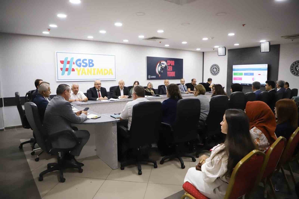 Karabük\'te Gençlik ve Spor Müdürlüğü yeni dönem toplantısını stadyumda yaptı