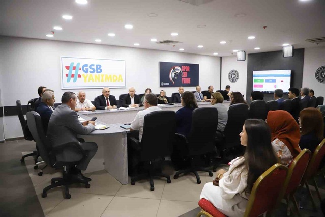 Karabük'te Gençlik ve Spor Müdürlüğü yeni dönem toplantısını stadyumda yaptı