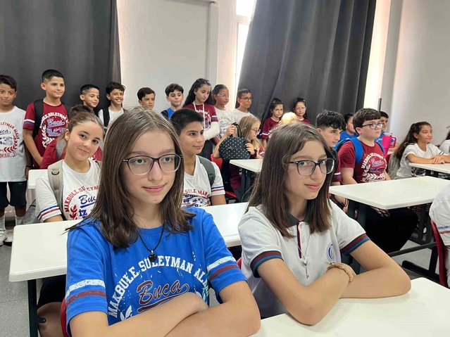 İzmir Buca'daki 'İkizler Okulu' yeni yıla 27 çift ikizle başladı