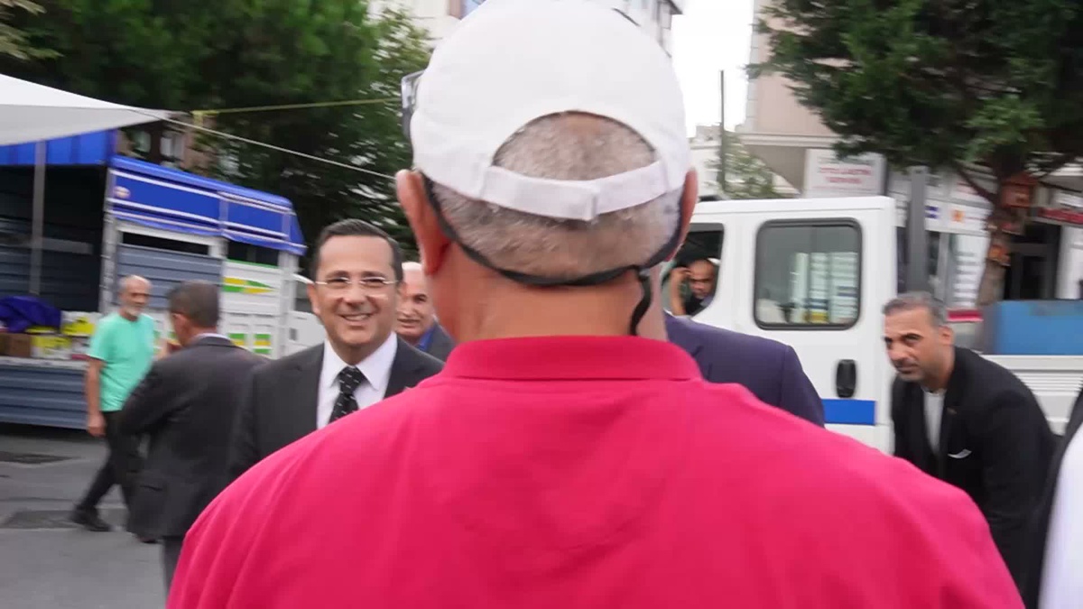 Tekin Ümraniye pazarında fiyatları görünce soğan için \'en büyük şampiyon\' dedi